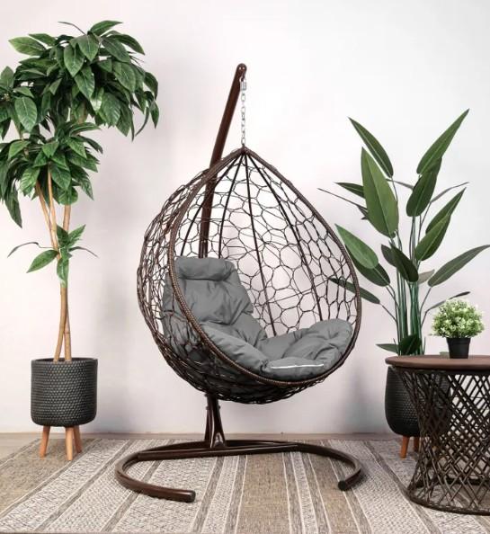 Кресло подвесное КАПЛЯ с ротангом коричневое, серая подушка в интернет гипермаркете «Планета Лета». Фото