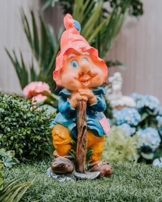 Фигура Гном с мотыгой H-55см Ф-306 в интернет гипермаркете «Планета Лета». Фото