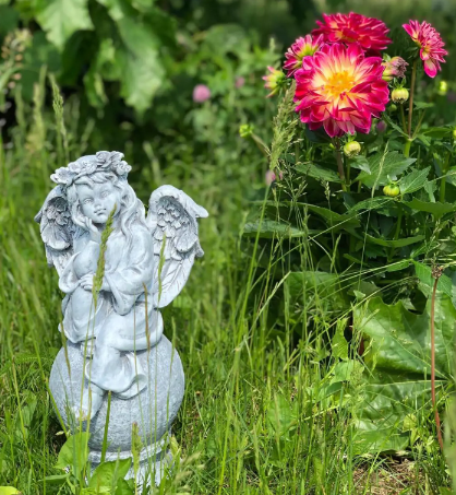 Фигура Ангел-девушка на шаре задумчивый Н-33см,L-17см F829 в интернет гипермаркете «Планета Лета». Фото