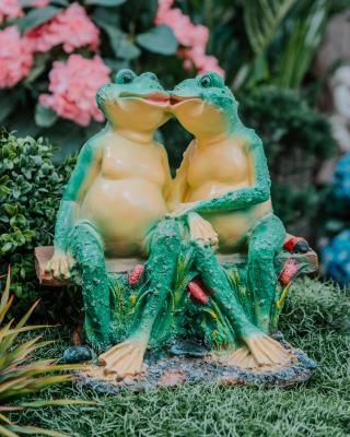 Фигура Лягушки на лавочке Н-32см в интернет гипермаркете «Планета Лета». Фото