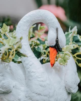 Кашпо Лебедь большой H-25см КП051 в интернет гипермаркете «Планета Лета». Фото