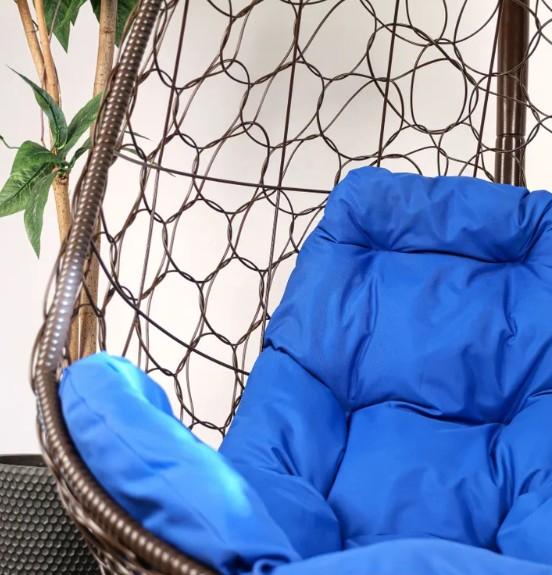 Кресло подвесное ОВАЛ с ротангом коричневое, синяя подушка в интернет гипермаркете «Планета Лета». Фото