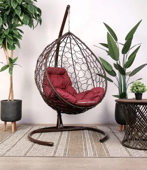 Кресло подвесное КАПЛЯ с ротангом коричневое, бордовая подушка в интернет гипермаркете «Планета Лета». Фото