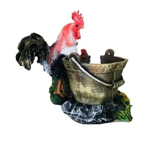 Садовая фигурка-кашпо Петух с курицей и цыплятами у ведра Н-26см D-14 см в интернет гипермаркете «Планета Лета». Фото