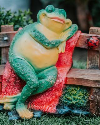 Фигура Лягушка на лавочке сидит H-31см ФП539 в интернет гипермаркете «Планета Лета». Фото