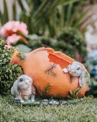 Кашпо Амфора с зайцами H-21см КП002 в интернет гипермаркете «Планета Лета». Фото