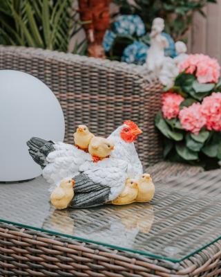 Фигура Курица-мама с детьми 16-см ,L-25см F123 в интернет гипермаркете «Планета Лета». Фото