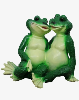 Фигура Лягушки целуются Н-17см в интернет гипермаркете «Планета Лета». Фото